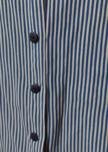 Düğmeli Lacivert Çizgili Kadın Gömlek BERSHKA - Görsel 4