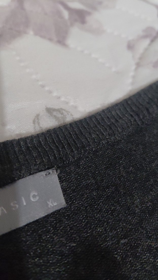 Gri V Yaka Düğmeli Kadın Hırka - Görsel 4