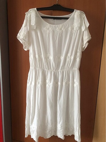 Beyaz pamuklu elbise