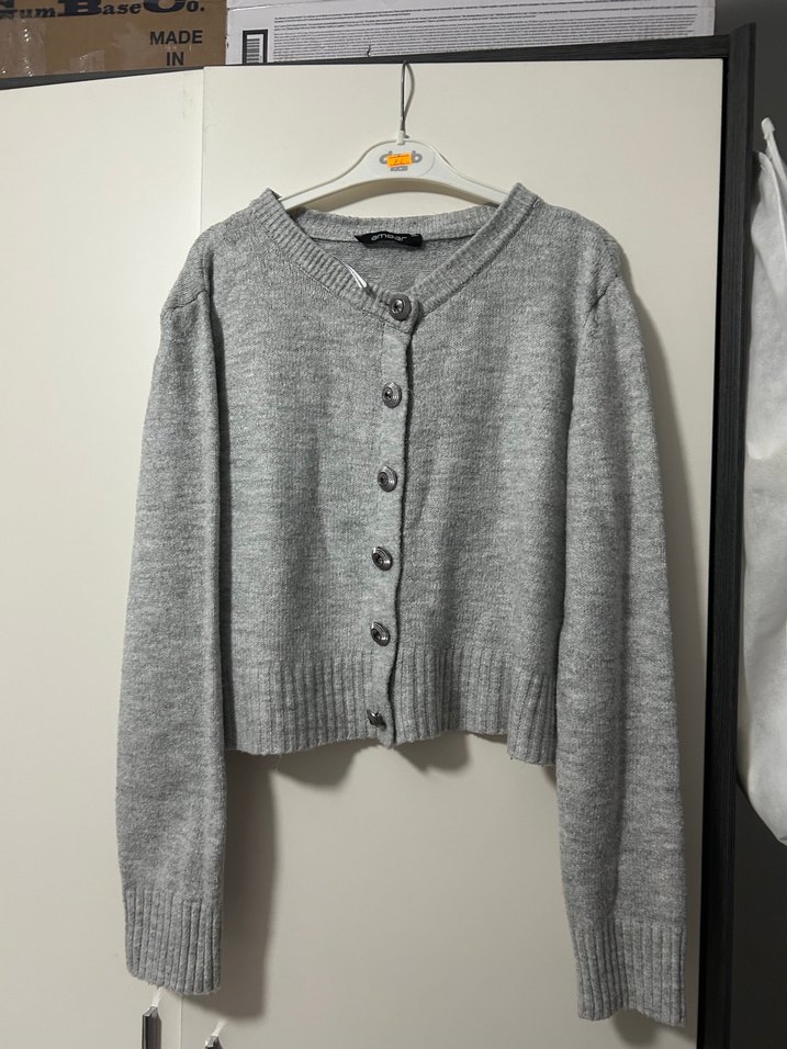 Gri Düğmeli Kadın Hırka - Görsel 2