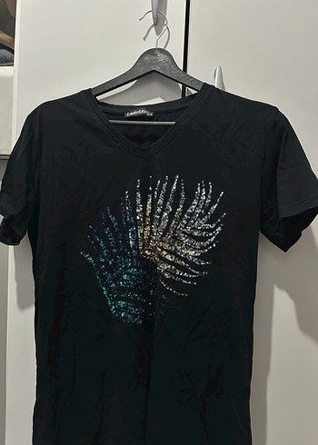 Siyah V Yaka Pul İşlemeli Kadın Tişört - Görsel 2