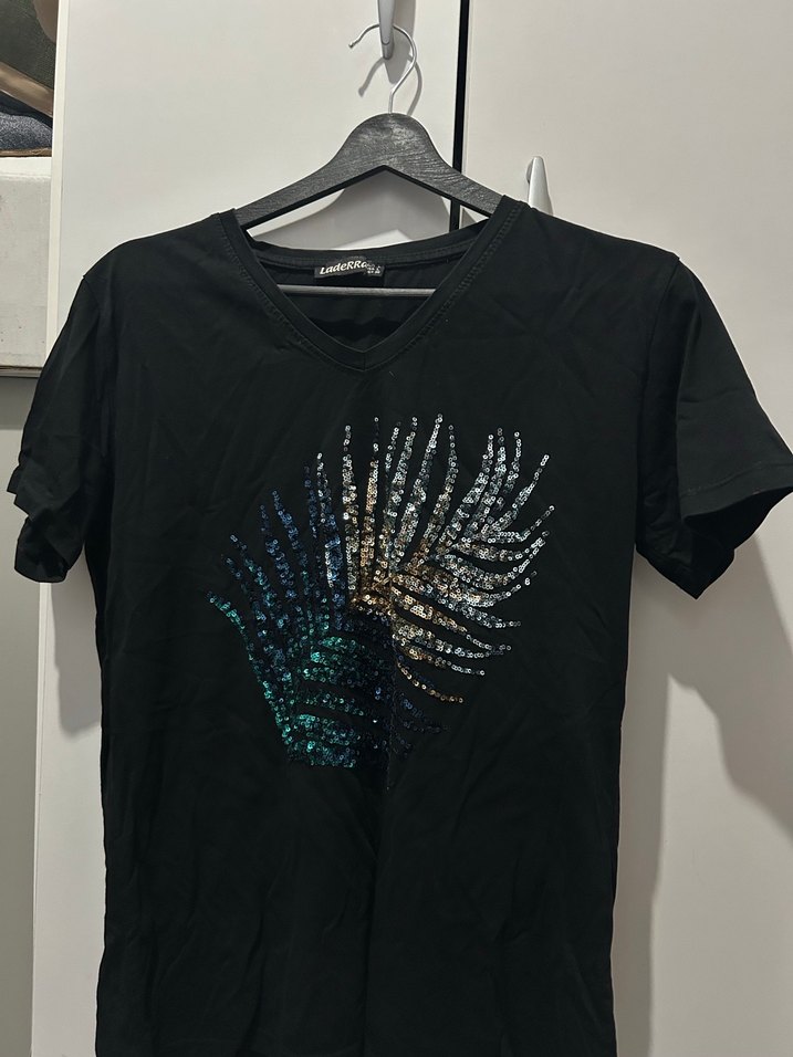 Siyah V Yaka Pul İşlemeli Kadın Tişört - Görsel 2