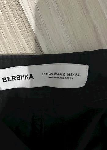Bershka Kadın Siyah Rahat Kesim Kemerli Pantolon
