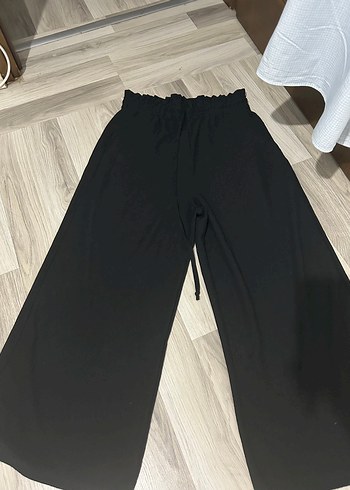 Kadın Siyah Pilili Bol Kesim Kumaş Pantolon