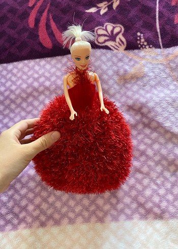 Kırmızı elbiseli barbie Bebek