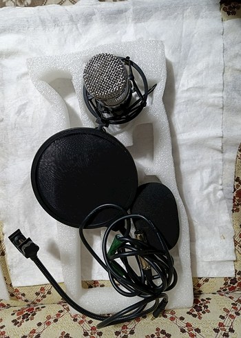 Beyaz Mikrofon Seti ve Aksesuarları - Görsel 2