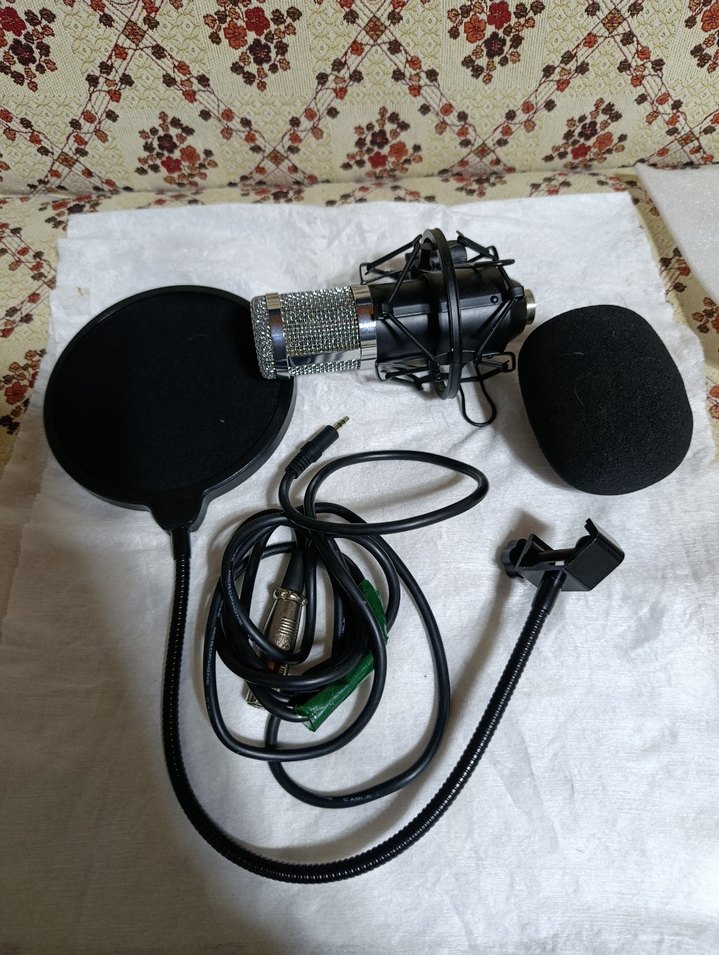 Beyaz Mikrofon Seti ve Aksesuarları - Görsel 3