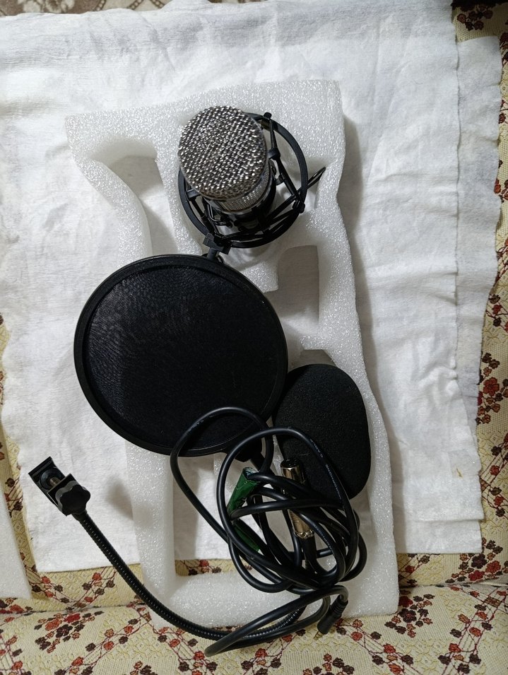 Beyaz Mikrofon Seti ve Aksesuarları - Görsel 2