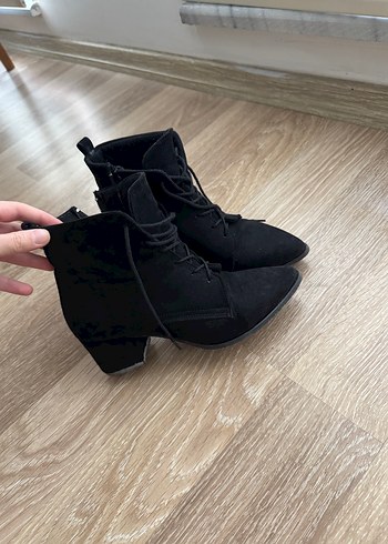 Siyah Süet Bağcıklı Gotik Kadın Bot