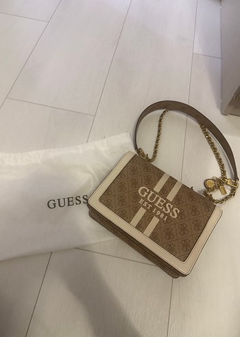 Guess Zincir Detaylı Bej Deri Kadın Çanta
