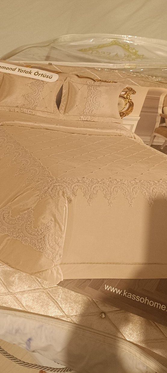 İşlemeli Parlak Beyaz Yatak Örtüsü - Görsel 3