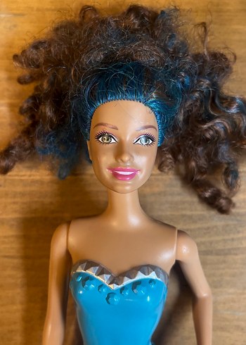 Barbie rock n royals Erika mavi kıvırcık saçlı 2014 - Görsel 2