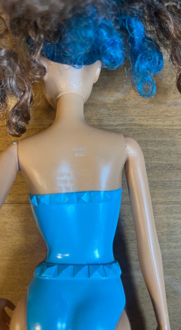 Barbie rock n royals Erika mavi kıvırcık saçlı 2014 - Görsel 3