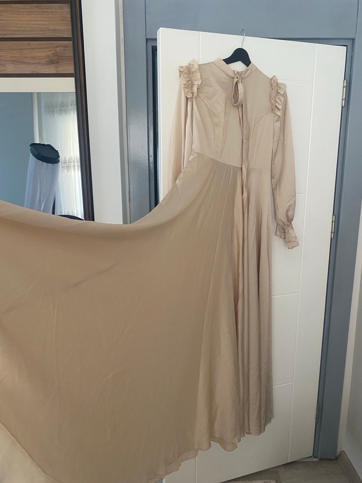 Bej Uzun Kollu Volanlı Kadın Uzun Elbise - Görsel 2