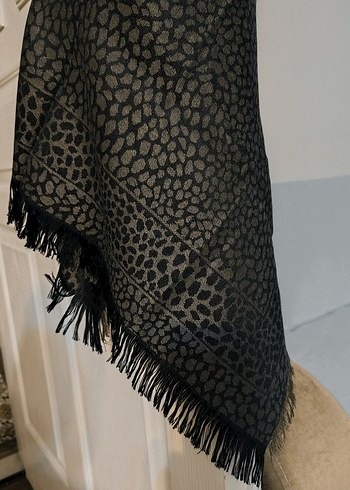 Siyah ve yağ yeşili renkte kışlık başörtü - Görsel 3