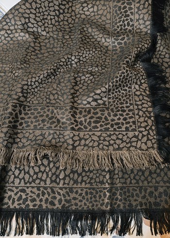 Siyah ve yağ yeşili renkte kışlık başörtü - Görsel 6