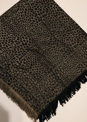 Siyah ve yağ yeşili renkte kışlık başörtü - Görsel 5