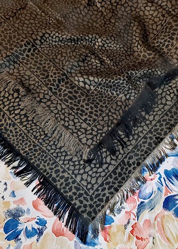 Siyah ve yağ yeşili renkte kışlık başörtü - Görsel 4