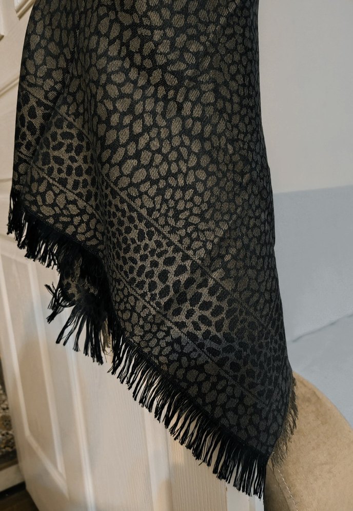 Siyah ve yağ yeşili renkte kışlık başörtü - Görsel 3