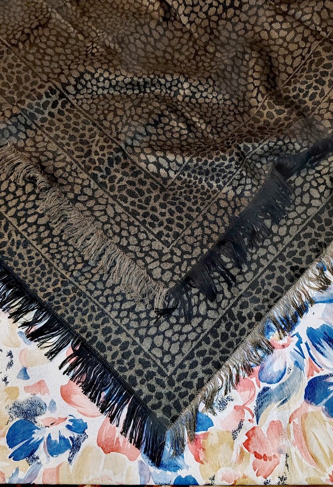 Siyah ve yağ yeşili renkte kışlık başörtü - Görsel 4