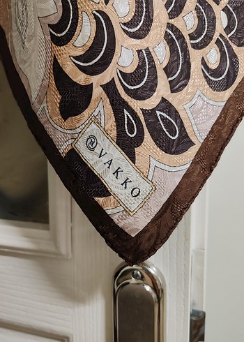 Desenli Vakko Eşarp - Görsel 3