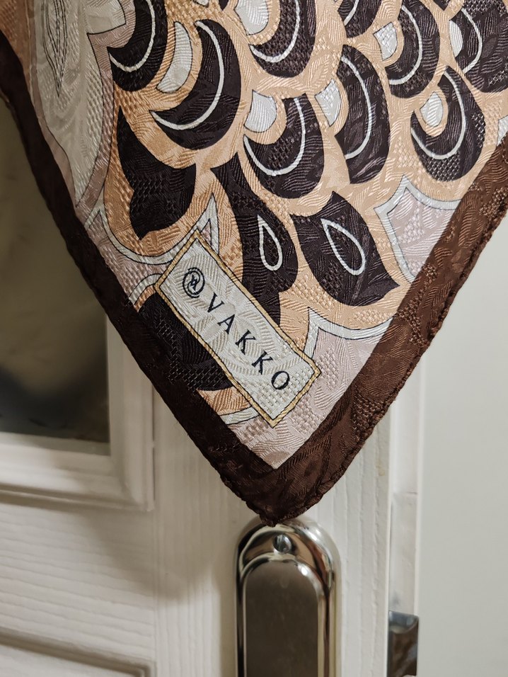 Desenli Vakko Eşarp - Görsel 3