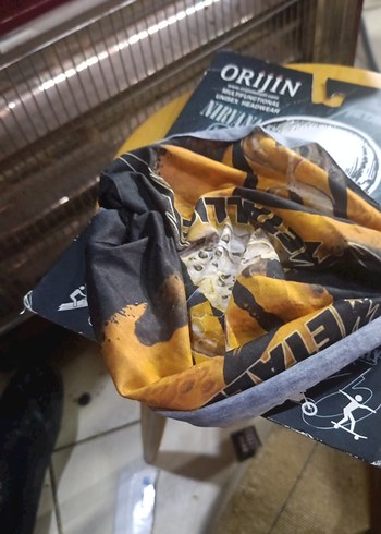 Parlak Altın Renkli Erkek motorcu. bandana