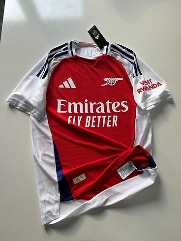 Arsenal 2024-2025 iç saha forması.