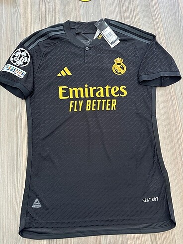 Diğer Real Madrid 2023-2024 deplasman ?Vinicius JR? forması.