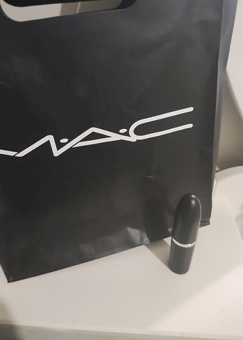 MAC Parlak Siyah Ruj