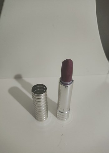 Clinique Gri-Beyaz Tonlarda Ruj