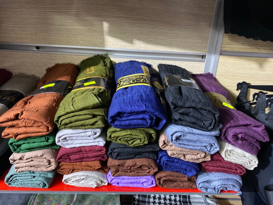 Mavi Fırfırlı Kadın Saten Şal - Görsel 2