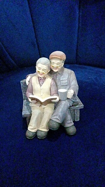 Bankta oturan yaşlı çift biblosu
