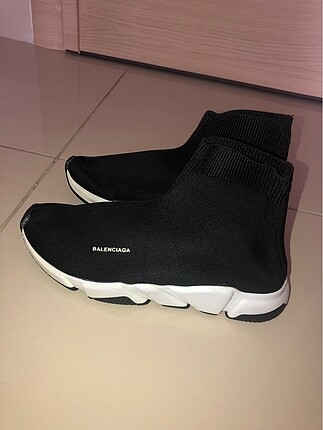 Balenciaga triko bot