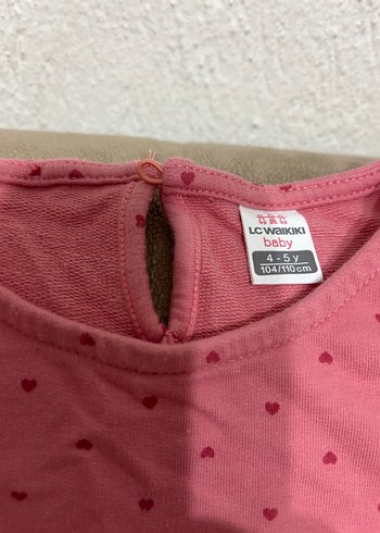 Uzun Kollu, Düğmeli Pembe kız çocuk