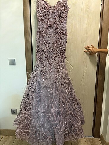 Uzun tüylü ve işlemeli balık model abiye