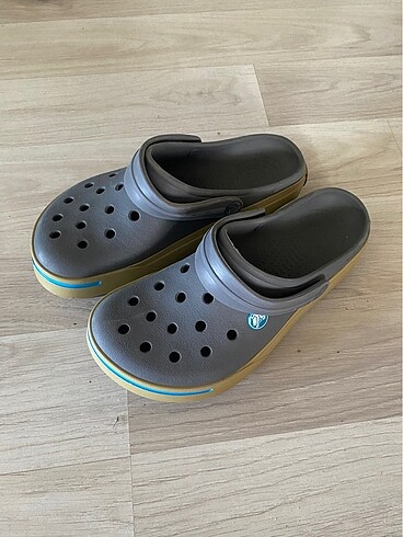 Gri Crocs