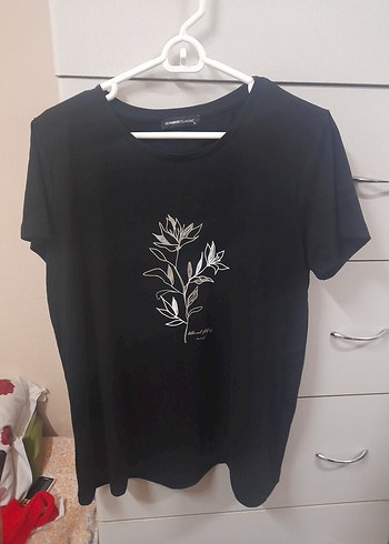 Siyah Çiçek Baskılı Kısa Kollu Kadın Tişört