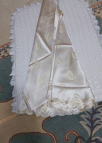 İşlemeli Parlak Beyaz Masa Örtüsü - Görsel 2