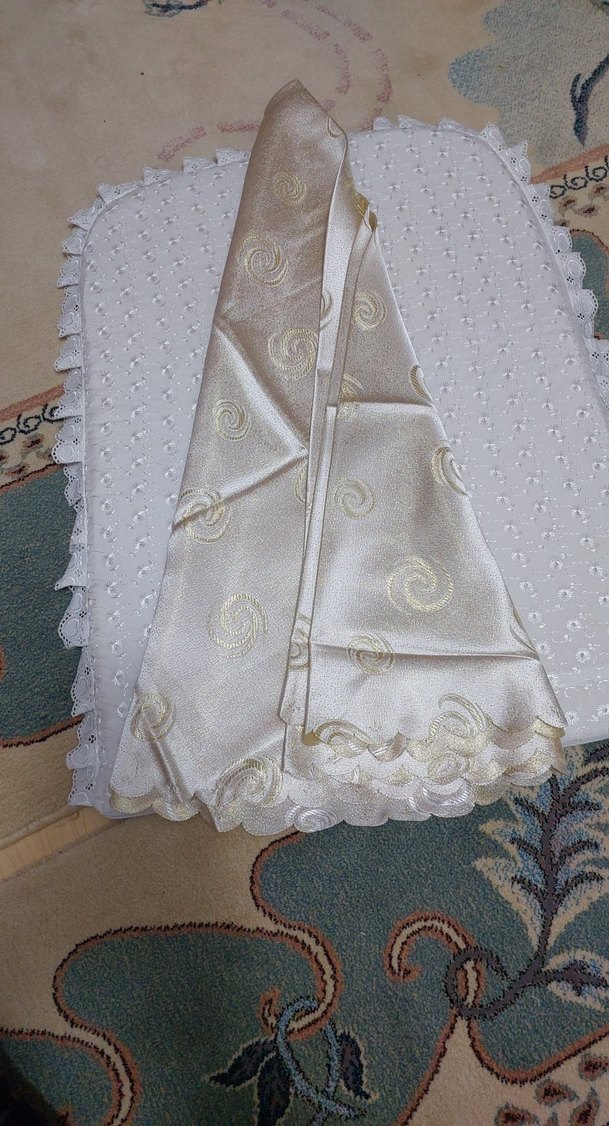 İşlemeli Parlak Beyaz Masa Örtüsü - Görsel 2