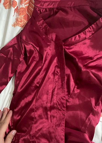 Bordo Parlak Saten V Yaka Drapeli Kadın Gömlek - Görsel 3