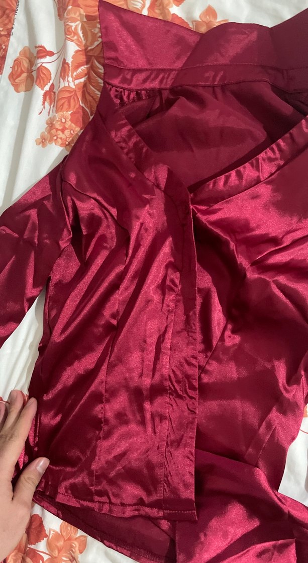 Bordo Parlak Saten V Yaka Drapeli Kadın Gömlek - Görsel 3