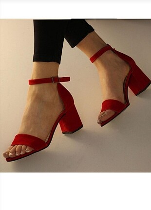 Kırmızı tek bantlı topuklu ayakkabı 
