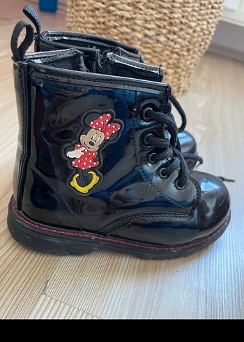 Parlak Siyah Minnie Nakışlı Kız Botu