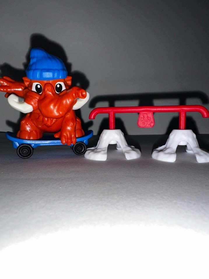 Kinder sürpriz maxi hareketli figür - Görsel 2