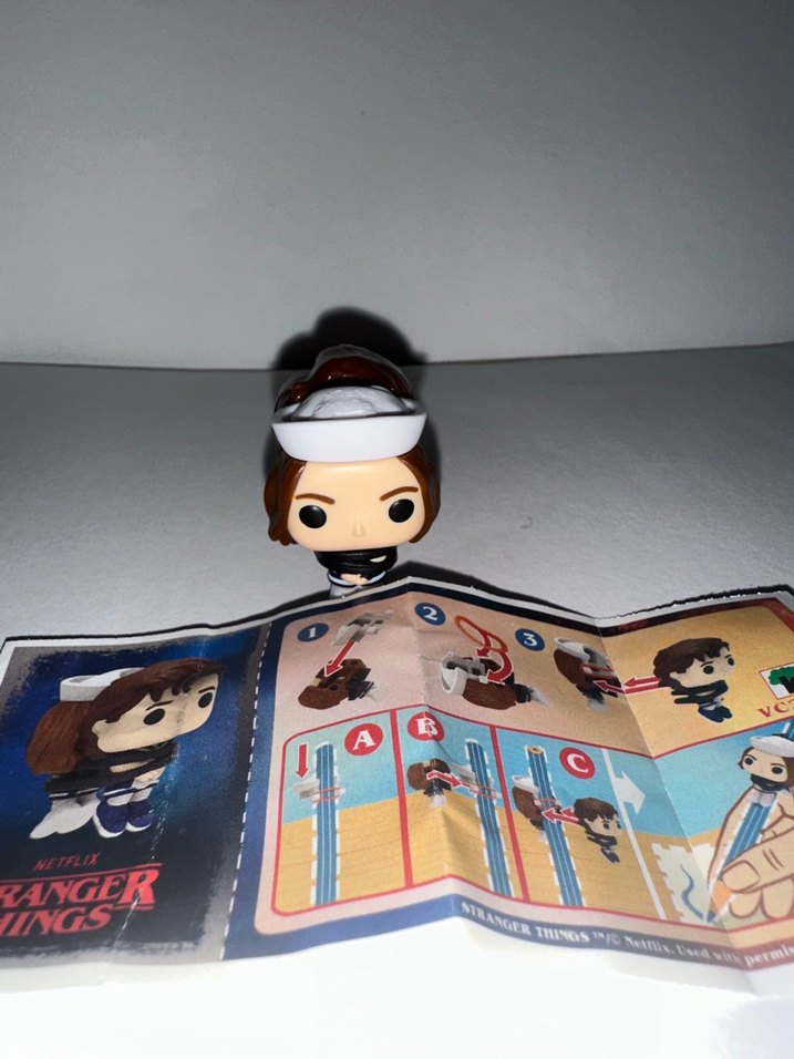Kinder joy stranger things steve&robin - Görsel 2