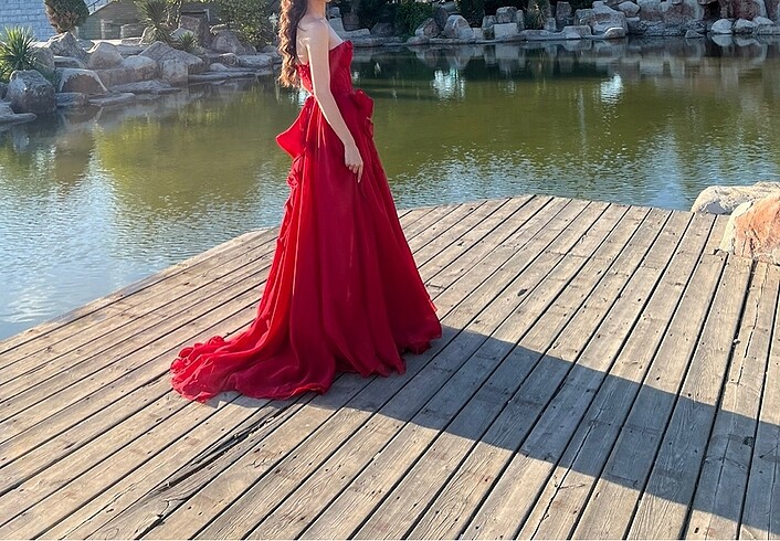 Kırmızı elbise