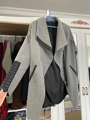 Gri deri detaylı kısa kaban - Görsel 2