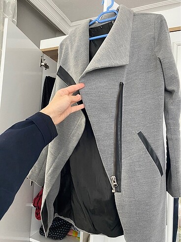 Gri deri detaylı kısa kaban - Görsel 3