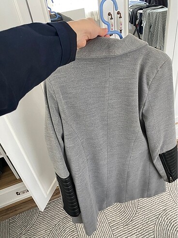 Gri deri detaylı kısa kaban - Görsel 5